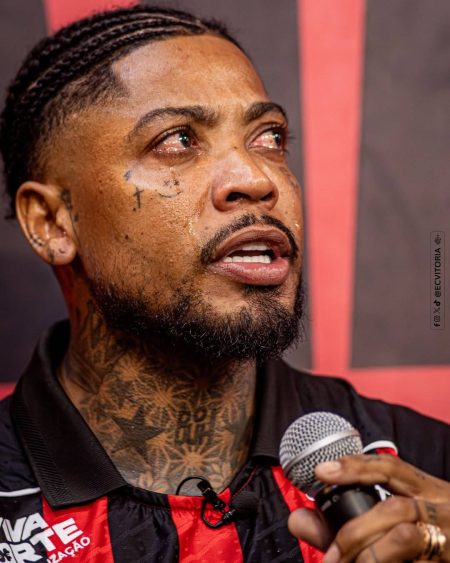 Marinho se emociona em apresentação no Vitória e celebra retorno ao clube