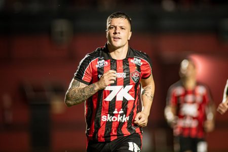 Vitória estreia time titular com goleada no Barradão