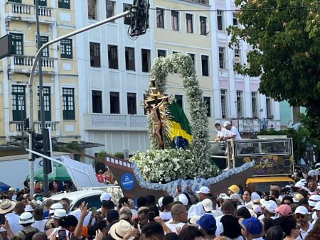 VÍDEO: Imagem do Senhor do Bonfim sai da Basílica da Conceição da Praia