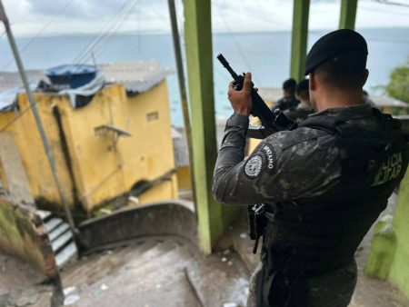 Operação Lafayete: homem com tornozeleira eletrônica é flagrado com drogas e celulares na Gamboa