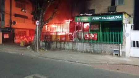 Incêndio atinge depósito na Barra e destrói materal de ambulantes