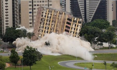 Implosão derruba hotel de luxo abandonado