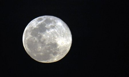 Primeira Superlua de 2026 poderá ser observada neste sábado