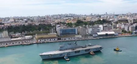 Porto de Salvador recebe visitação gratuita a maior navio de guerra da América Latina