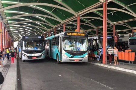 Manifestação ocorre após aumento da tarifa do transporte público em Feira de Santana