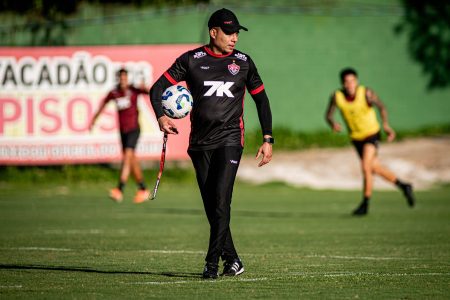 Vitória pode ter até três estreias no clássico contra o Bahia