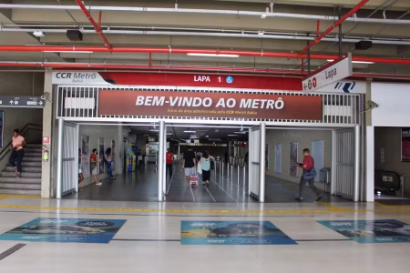Adolescente denuncia abuso sexual por três homens em banheiro da estação da Lapa