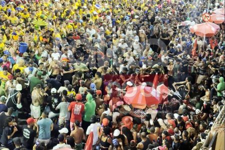 VÍDEO: Briga durante passagem do Camaleão deixa homem ferido e ambulante no prejuízo