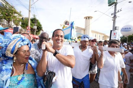 Bruno Reis acompanha rito de entrega do presente de Iemanjá
