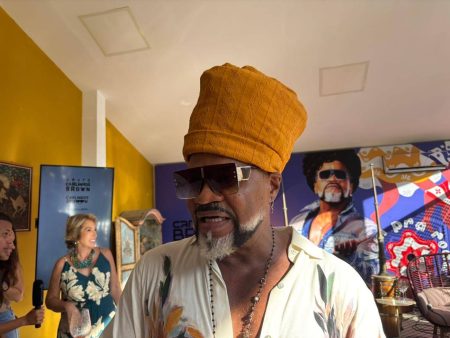 VÍDEO: Carlinhos Brown celebra força do samba e destaca “Margarida Perfumada”