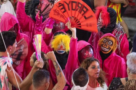 Inédito: Daniela Mercury abre desfile no meio da pipoca; veja