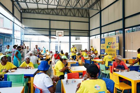Catadores recebem alimentação e apoio da Prefeitura durante o Carnaval de Salvador