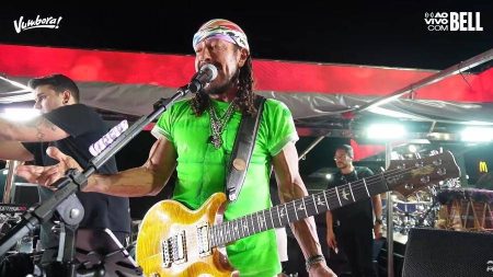 VÍDEO: Bell Marques compra toda mercadoria de ambulante durante desfile no Barra-Ondina (14)