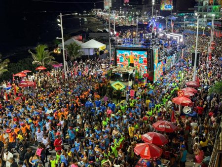 GALERIA DE FOTOS: atrações de peso desfilam na segunda-feira de Carnaval