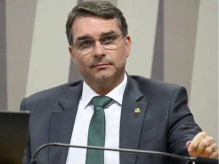 PT, PCdoB e PV protocolam ação contra Flávio Bolsonaro