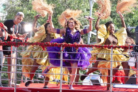 Ivete Sangalo e Daniela Mercury prolongam desfiles até a Rua Carlos Gomes