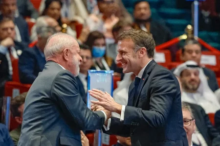 Macron convida Lula para reunião do G7, em cúpula sobre IA