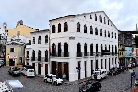 Casa do Benin fecha temporariamente após caminhão atingir fachada