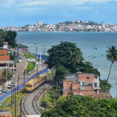 Barco naufraga e sete pessoas são resgatadas em Salvador