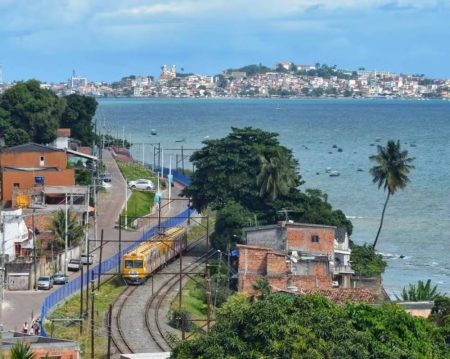 Barco naufraga e sete pessoas são resgatadas em Salvador