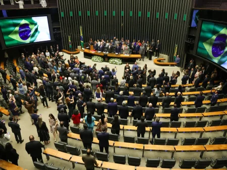 Câmara instala comissão para analisar PEC do fim da escala 6X1