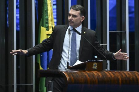 Flávio Bolsonaro pede renúncia de Moraes após vazamento de mensagens