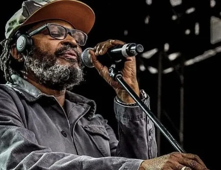 Internado desde domingo, Edson Gomes cancela show e segue em recuperação
