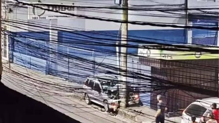 Mãe e filho morrem após carro colidir com poste no bairro do Uruguai, em Salvador