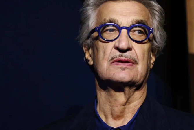 Wim Wenders, 2023, Créditos: Peter Rigaud/www.peterrigaud.com (Peter Rigaud/divulgação) Leia mais em: https://bravo.abril.com.br/cinema-tv/wim-wenders-sera-o-presidente-do-juri-do-festival-de-berlim-2026/