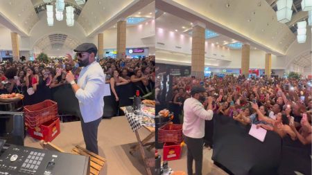 Pablo agita multidão com show gratuito em shopping