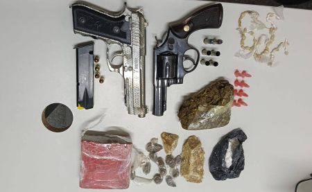 Operação policial apreende armas, munições e drogas em Jitaúna