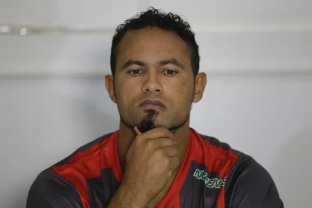 Justiça manda ex-goleiro Bruno voltar à prisão após viagem sem autorização