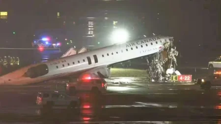 Colisão entre avião da Air Canada e caminhão deixa mortos e feridos em Nova York