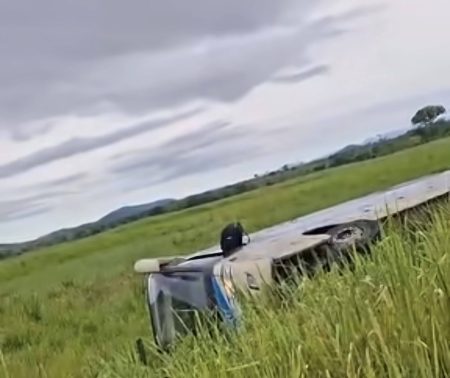 Ônibus com 37 passageiros tomba em rodovia da Bahia e deixa nove feridos