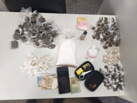 Dupla é presa com centenas de porções de drogas no Bairro da Calçada, em Salvador