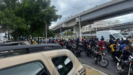 VÍDEO: Motoristas por aplicativo fazem paralisação contra ICMS e avançam em direção à Av. ACM