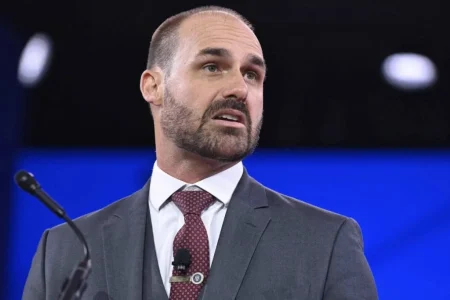 PF pede autorização para compartilhar provas contra Eduardo Bolsonaro