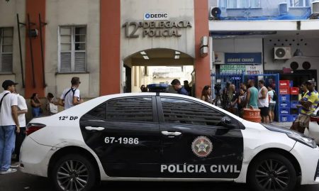 Adolescente suspeito de estupro coletivo se entrega à polícia no Rio de Janeiro