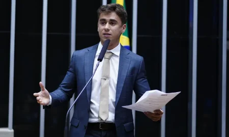 “Em oração”: Nikolas Ferreira se manifesta após prisão de Ramagem nos EUA