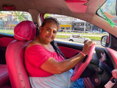 Do táxi rosa à medicina: taxista de 58 anos prova que “sonho não tem idade”