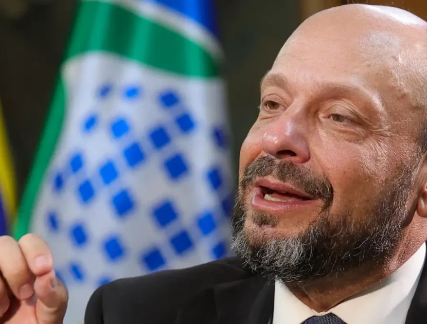 Governo exonera presidente do INSS em meio a investigações e fila recorde de benefícios