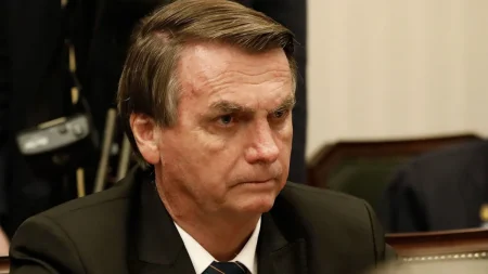 Polícia apreende arma vinculada a Bolsonaro durante abordagem