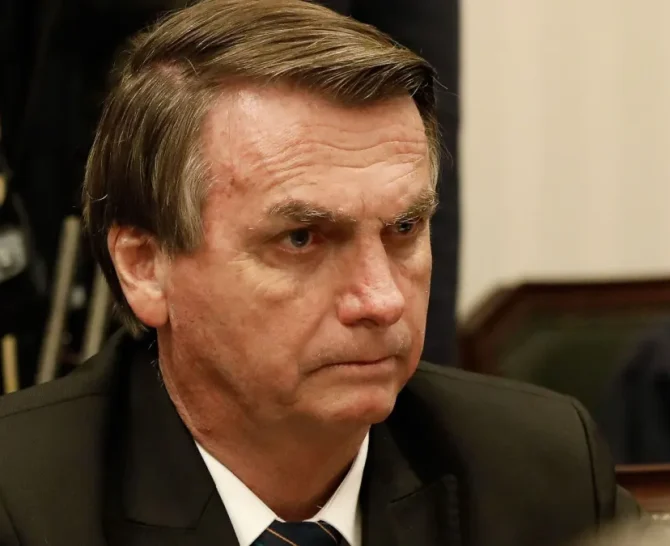 Polícia apreende arma vinculada a Bolsonaro durante abordagem