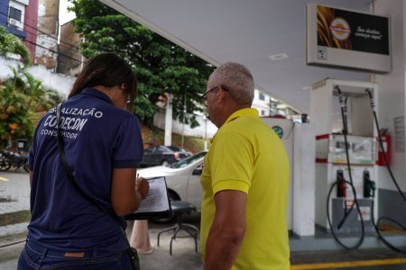 Codecon notifica 32 postos para investigar alta nos preços dos combustíveis