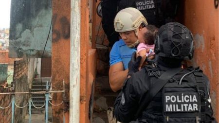 Bebê de três meses é resgatada após família ser feita refém no Curuzu, em Salvador
