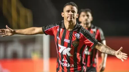 Atacante sai lesionado e vira preocupação no Vitória para jogo com Athletico-PR