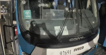Ônibus a serviço do Mercado Livre é alvo de tiros na RMS