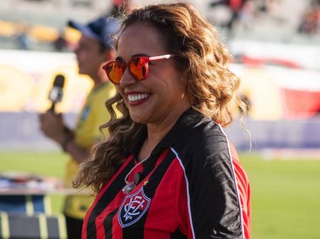 Daniela Mercury marca presença no Barradão e canta com torcida