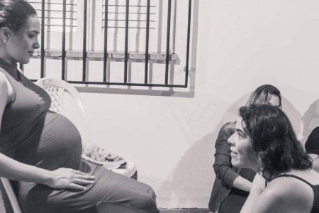 Regulamentação das doulas amplia debate sobre parto humanizado no Brasil