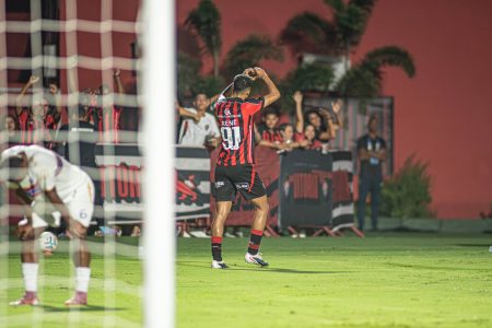 Renê fala sobre artilharia e ajudar o Vitória chegar à liderança: ‘Muito feliz’